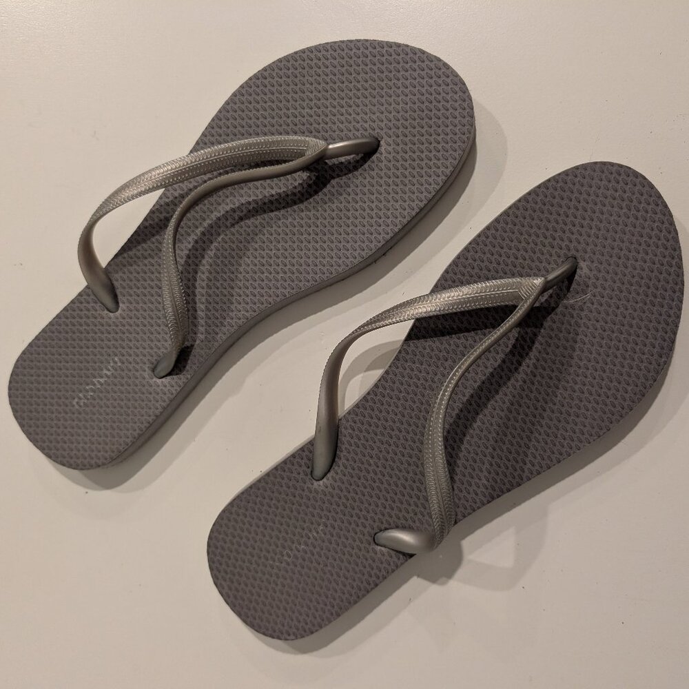 Old Navy Women Flip Flops Sandals Silver